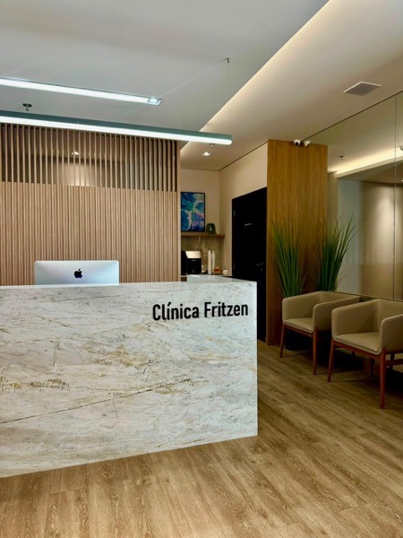 Recepção da Clínica Fritzen, balcão de mármore com a marca