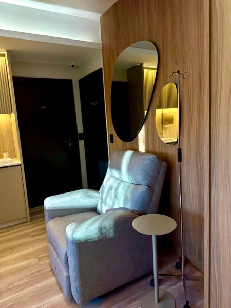 Sala reservada com poltrona e espelhos
